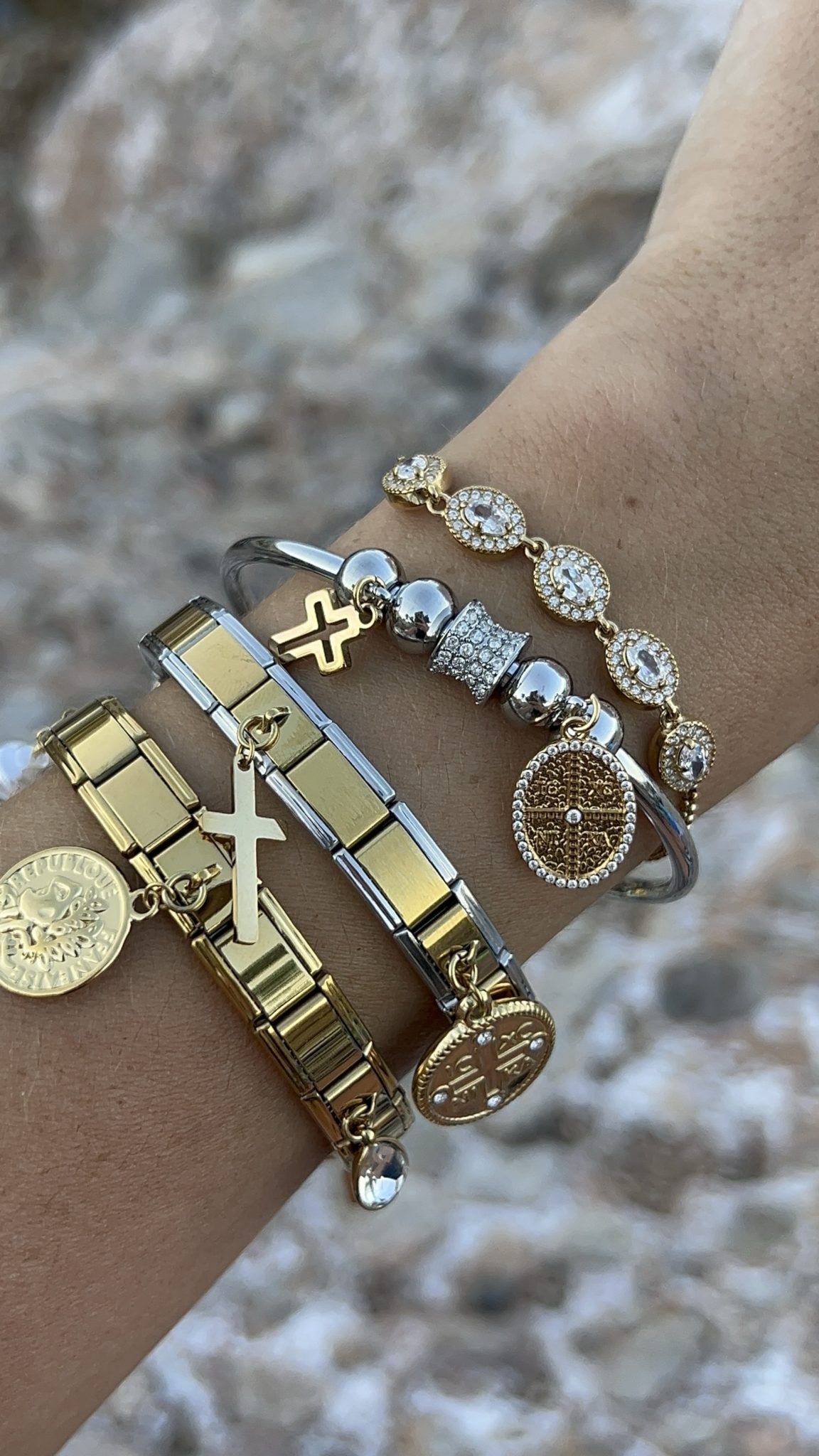 Βραχιόλι με κρεμαστά στοιχεία χρυσό-ασημί